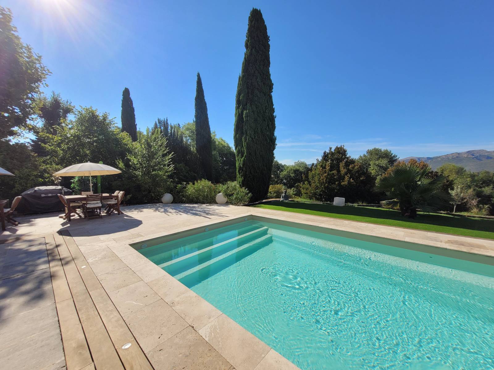 Belle piscine coque rectangulaire