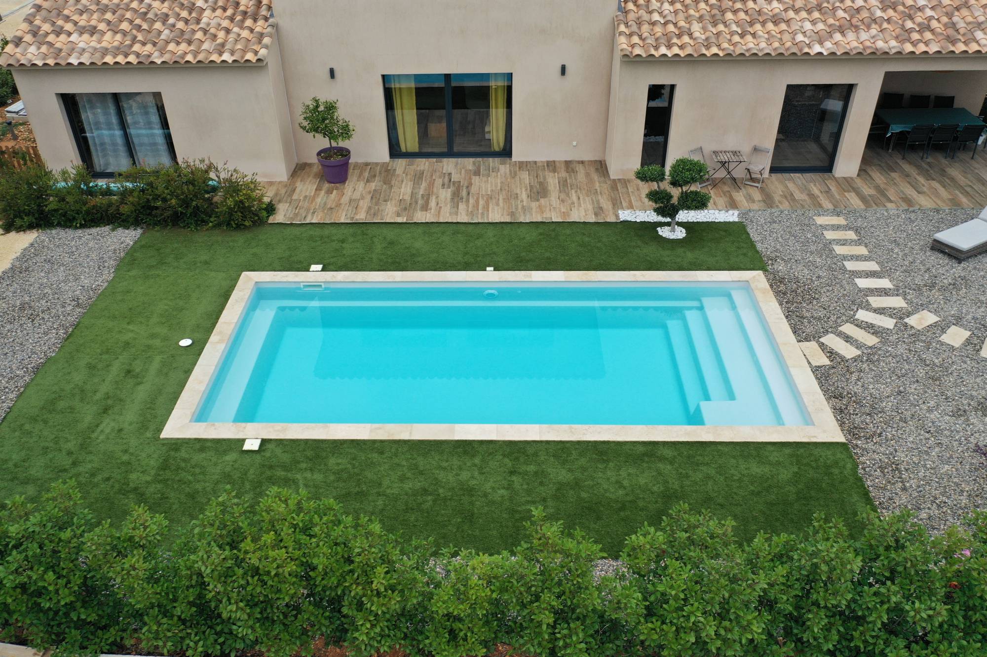 piscine coque polyester avec plage à Lourmarin dans le 