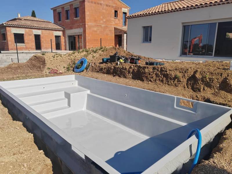 Chantier d'une piscine coque polyester proche de Venelles