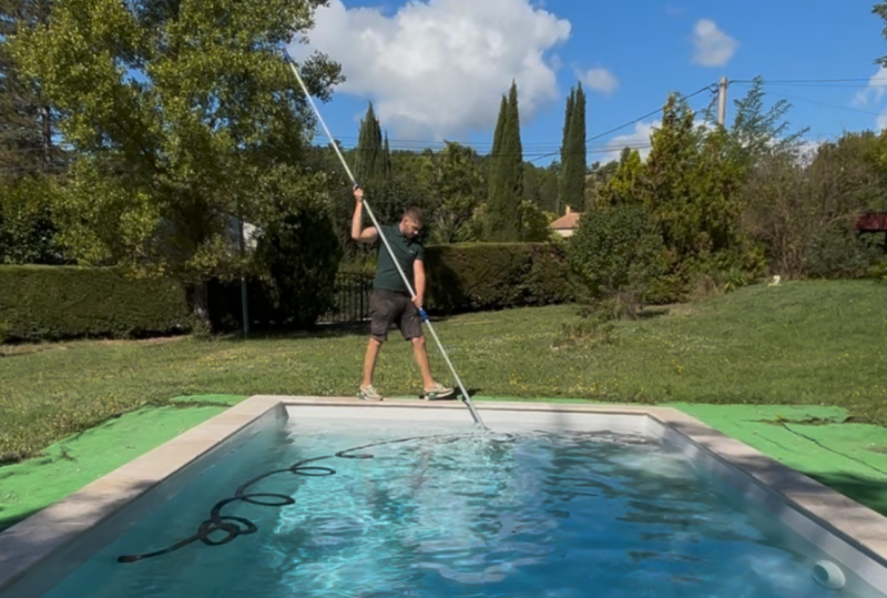 Protéger votre Investissement : Guide Essentiel de l'Entretien Piscine Coque Polyester en Vaucluse (84)