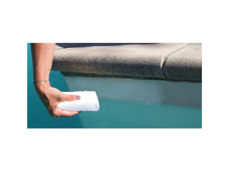 Nettoyer sa ligne d'eau de piscine facilement et rapidement sans encombres avec votre pisciniste Cocktail Piscine à Pertuis 84120