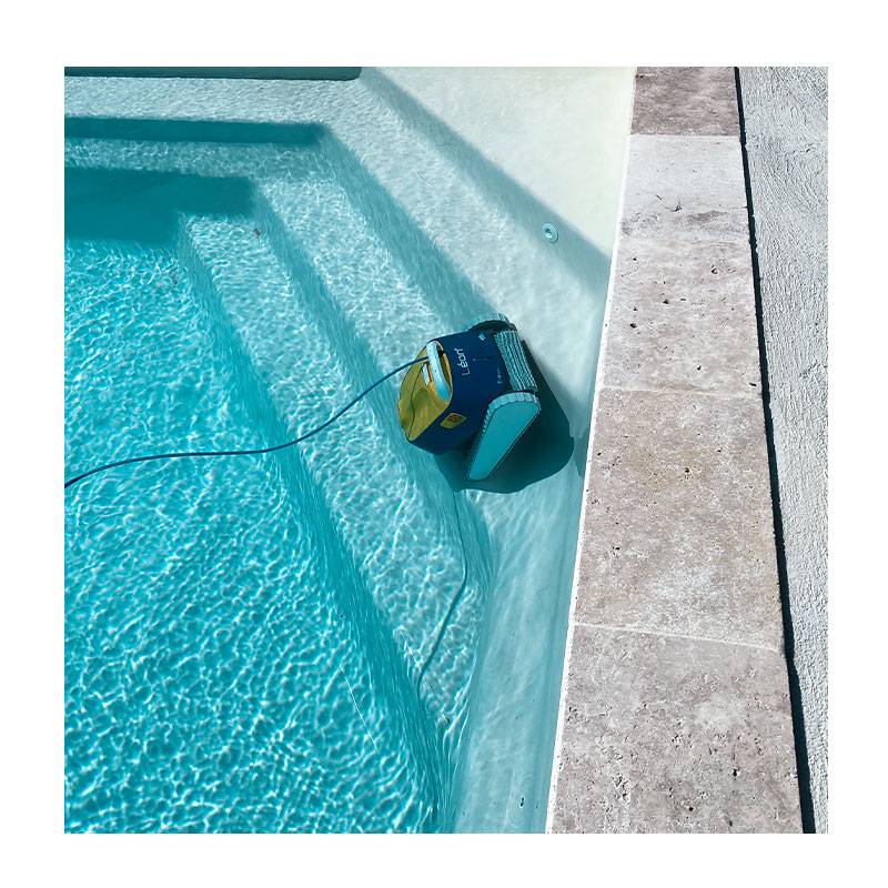 Robot électrique Léon 1 en action dans une piscine coque à Pertuis 84