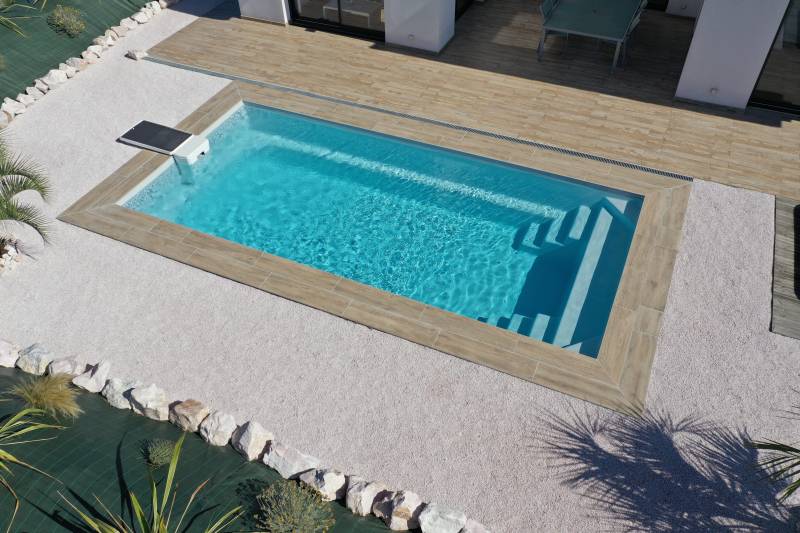 La piscine coque polyester avec son local technique intégré
